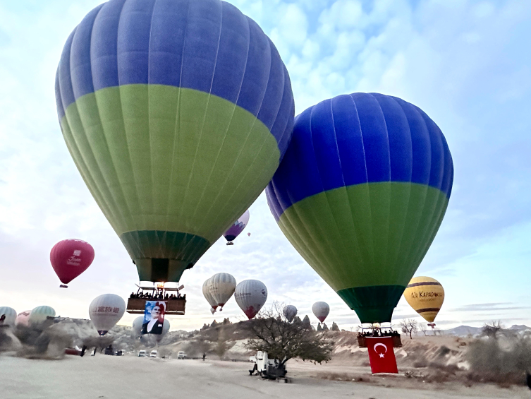 Kapadokya'da Balonlar Türk Bayrakları Ve Atatürk Posterleriyle Uçtu2