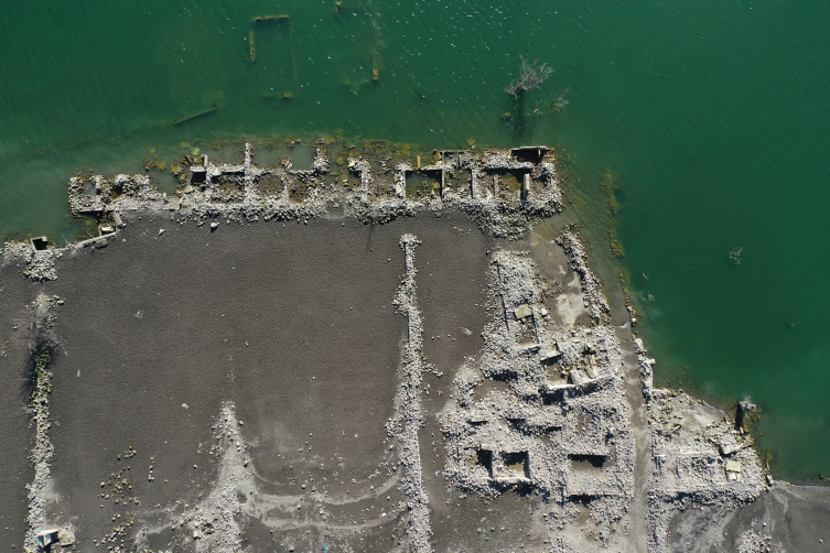 Kars'ta Baraj Sularının Çekilmesiyle Köy Gün Yüzüne Çıktı1