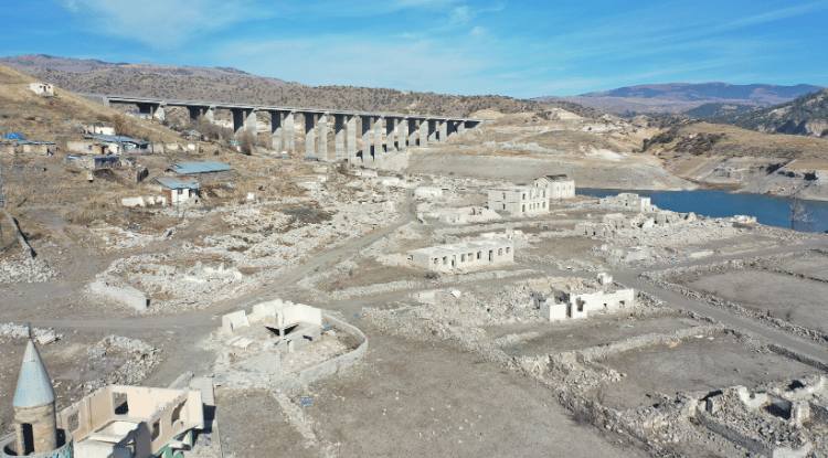 Kars'ta Baraj Sularının Çekilmesiyle Köy Gün Yüzüne Çıktı2