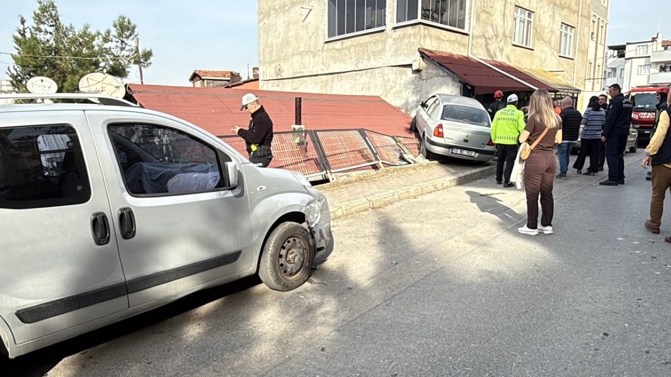 Kaza Yapan Otomobil Çatıya Uçtu (1)