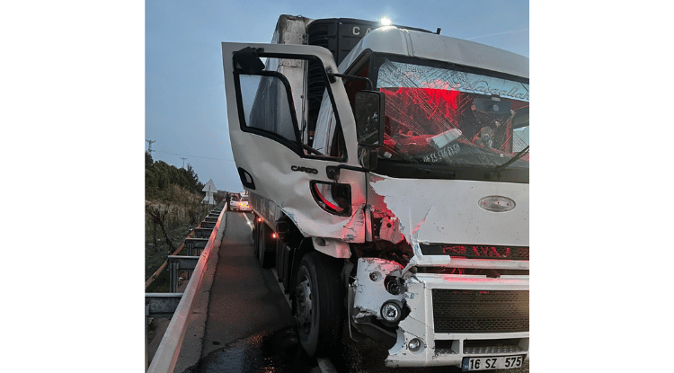 Manisa'da Kamyon Traktöre Çarptı1