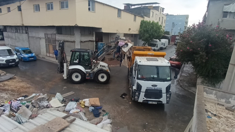 Mersin'de Evden 10 Kamyon Çöp Çıktı1