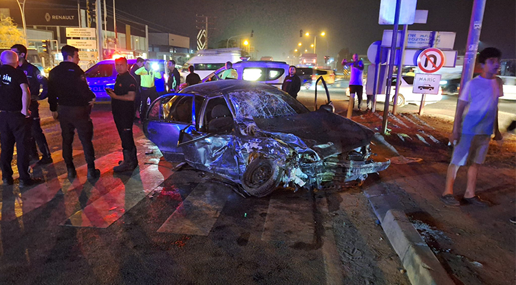 Mersin'de Minibüs Ile Otomobil Çarpıştı 11 Yaralı 1