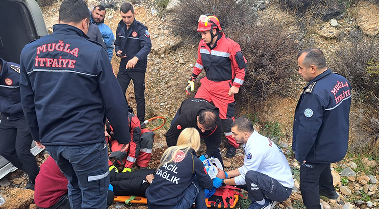 Muğla'da Yolcu Minibüsü Devrildi 15 Kişi Yaralandı 1