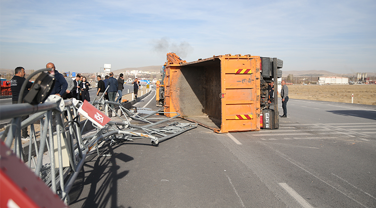 Niğde'de Feci Kaza Kamyon, P T S Direğine Çarptı 1