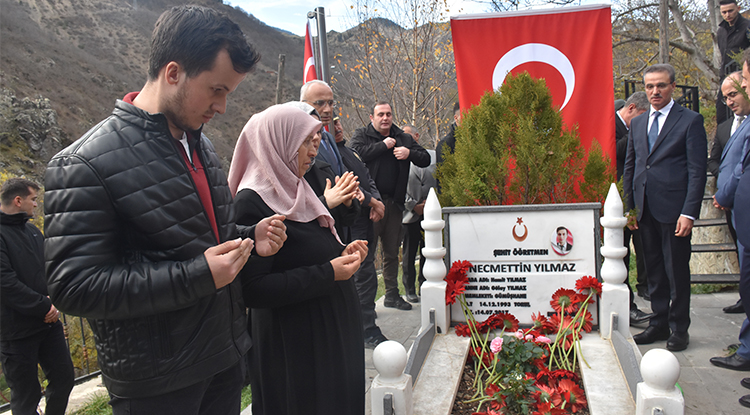 Şehit Öğretmen Necmettin Yılmaz, 24 Kasım Öğretmenler Günü'nde Kabri Başında Anıldı 1