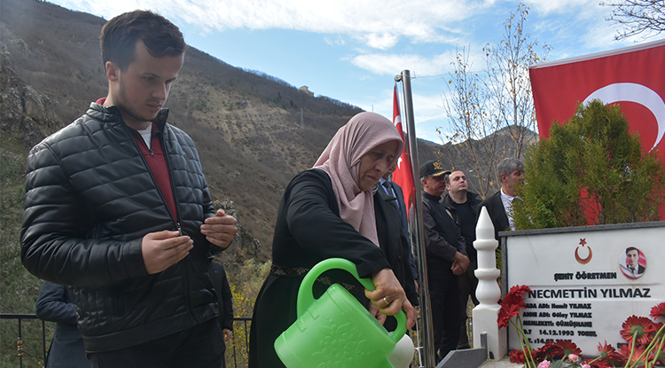 Şehit Öğretmen Necmettin Yılmaz, 24 Kasım Öğretmenler Günü'nde Kabri Başında Anıldı 2
