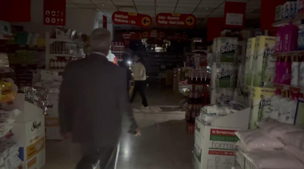 Vatandaşlar Markette Cep Telefonu Işığıyla Alışveriş Yaptı1