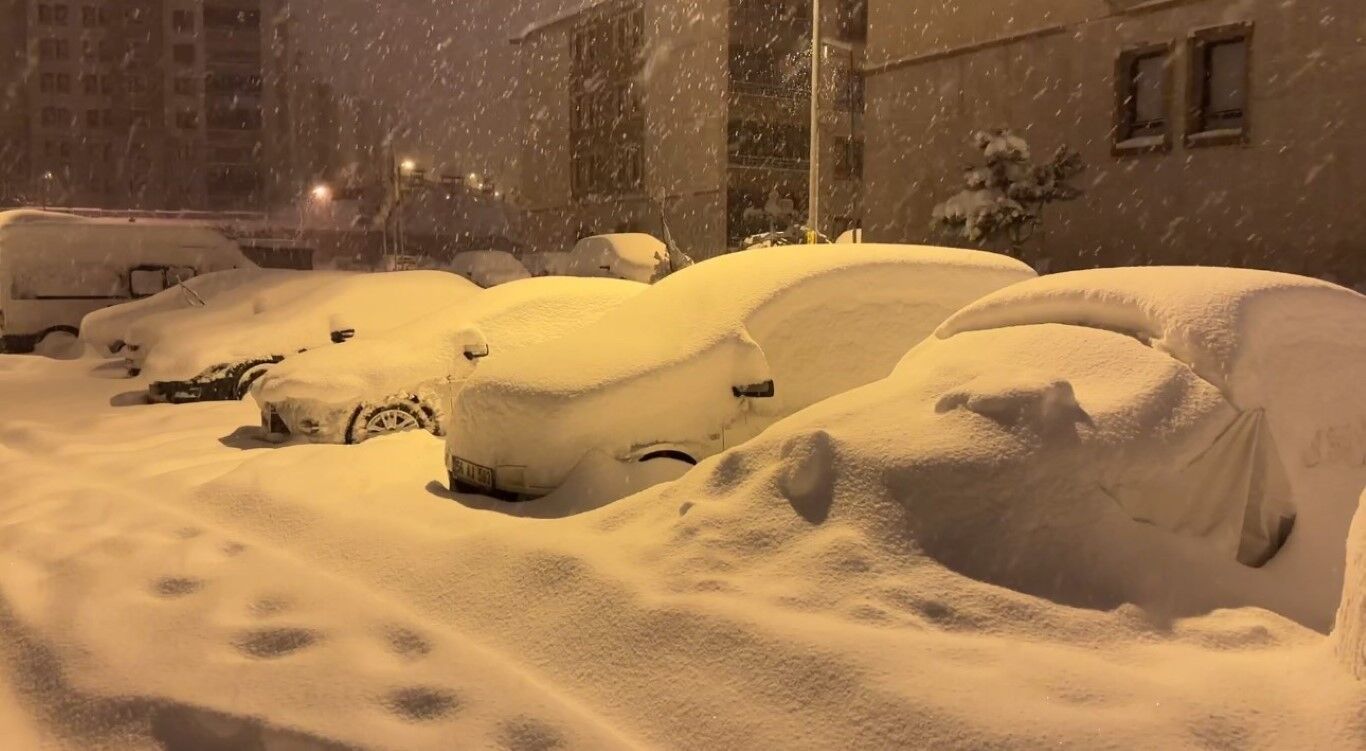 Kar kalınlığı 40 santimetreyi geçti! Araçlar ve evler kara gömüldü...