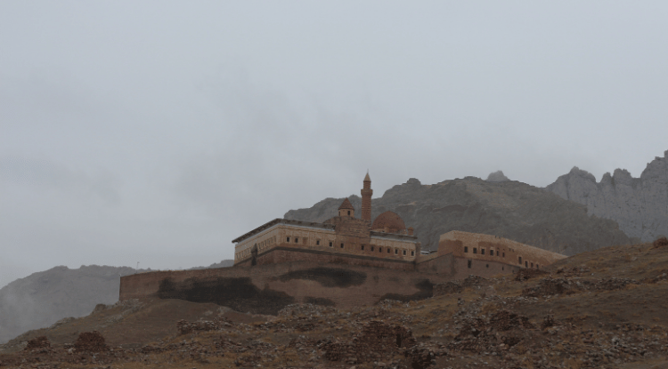 Ağrı'da İshak Paşa Sarayı'nın Çevresi Sisle Kaplandı