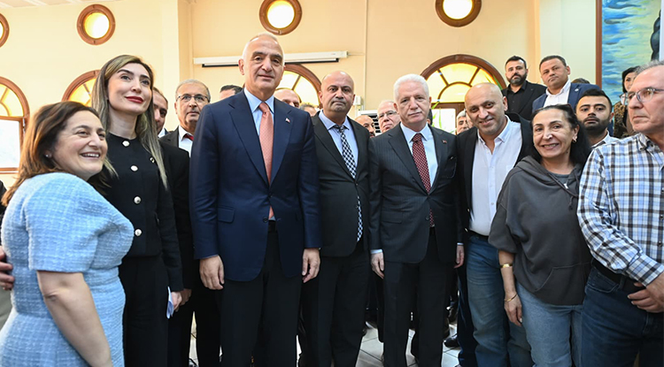 Bakan Ersoy, Karacaahmet Sultan Cemevi’nde Kanaat Önderleriyle Bir Araya Geldi 1