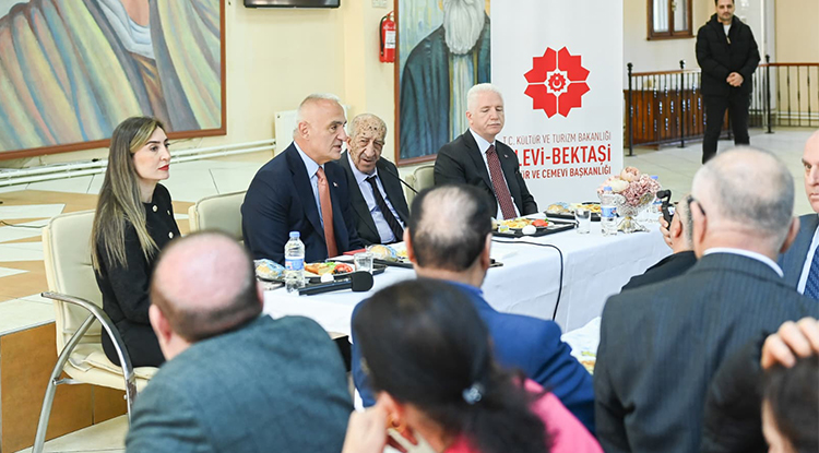 Bakan Ersoy, Karacaahmet Sultan Cemevi’nde Kanaat Önderleriyle Bir Araya Geldi 3