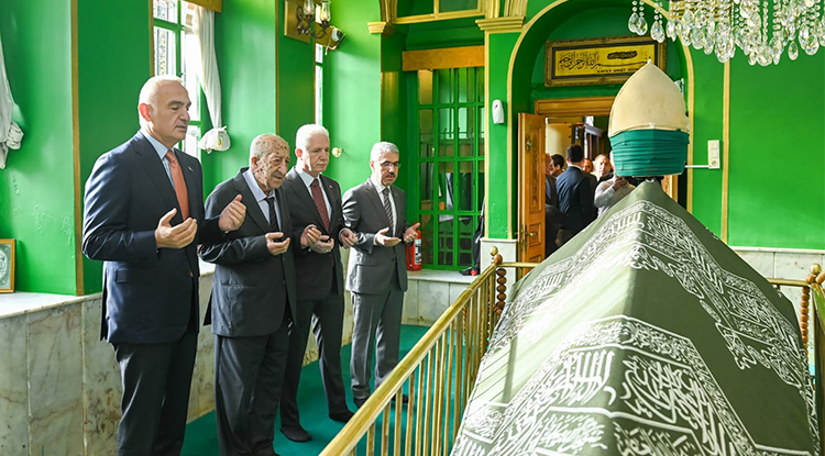 Bakan Ersoy, Karacaahmet Sultan Cemevi’nde Kanaat Önderleriyle Bir Araya Geldi 4