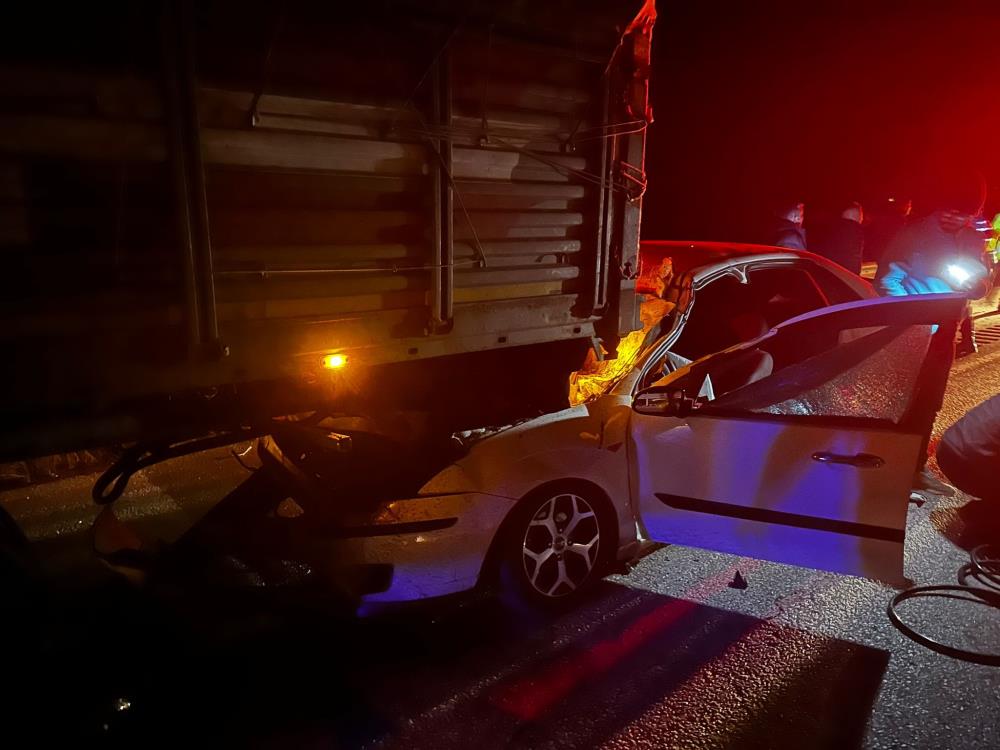 Çorum’da Otomobil Tıra Ok Gibi Saplandı 1 Ölü