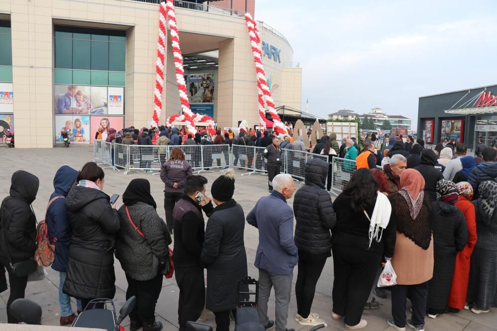 Denizli'de Indirim Çılgınlığı! 9 Saat Kuyrukta Beklediler-1