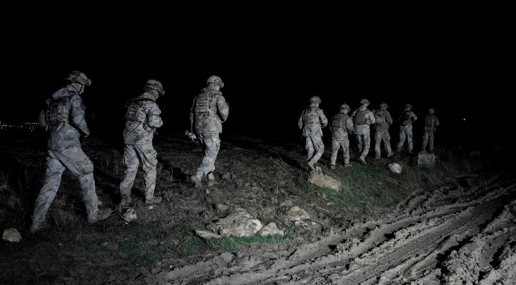 Düşen Uçağın Enkazındaki Arama Çalışmaları Gün Ağarınca Hızlandı1