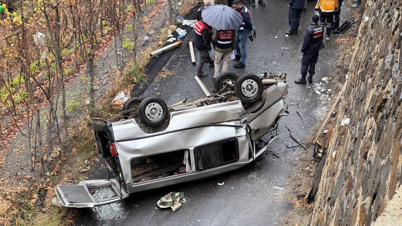 Ehliyetsiz Sürücü Faciaya Yol Açtı! Kamyonet Alt Yola Devrildi, 2’Si Kardeş 3 Ölü (1)