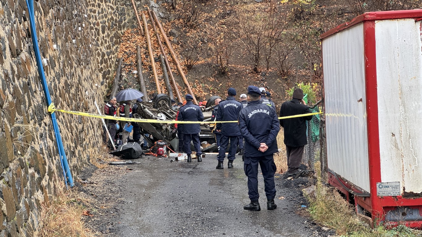 Ehliyetsiz Sürücü Faciaya Yol Açtı! Kamyonet Alt Yola Devrildi, 2’Si Kardeş 3 Ölü (3)