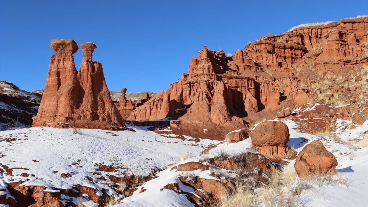 Erzurum’da kırmızı renk şöleni: Narman Peribacaları karla kaplandı