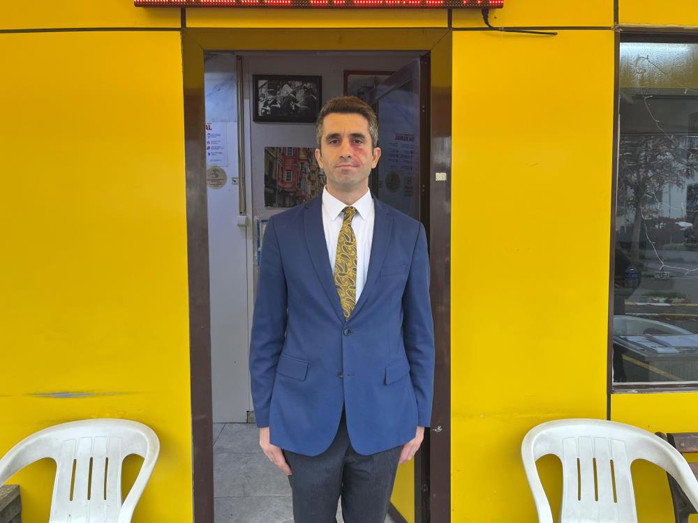 Galatasaray Ve Boğaziçi Mezunu 10 Yıllık Mesleğini Bıraktı! Şimdi Kravatıyla Direksiyon Sallıyo