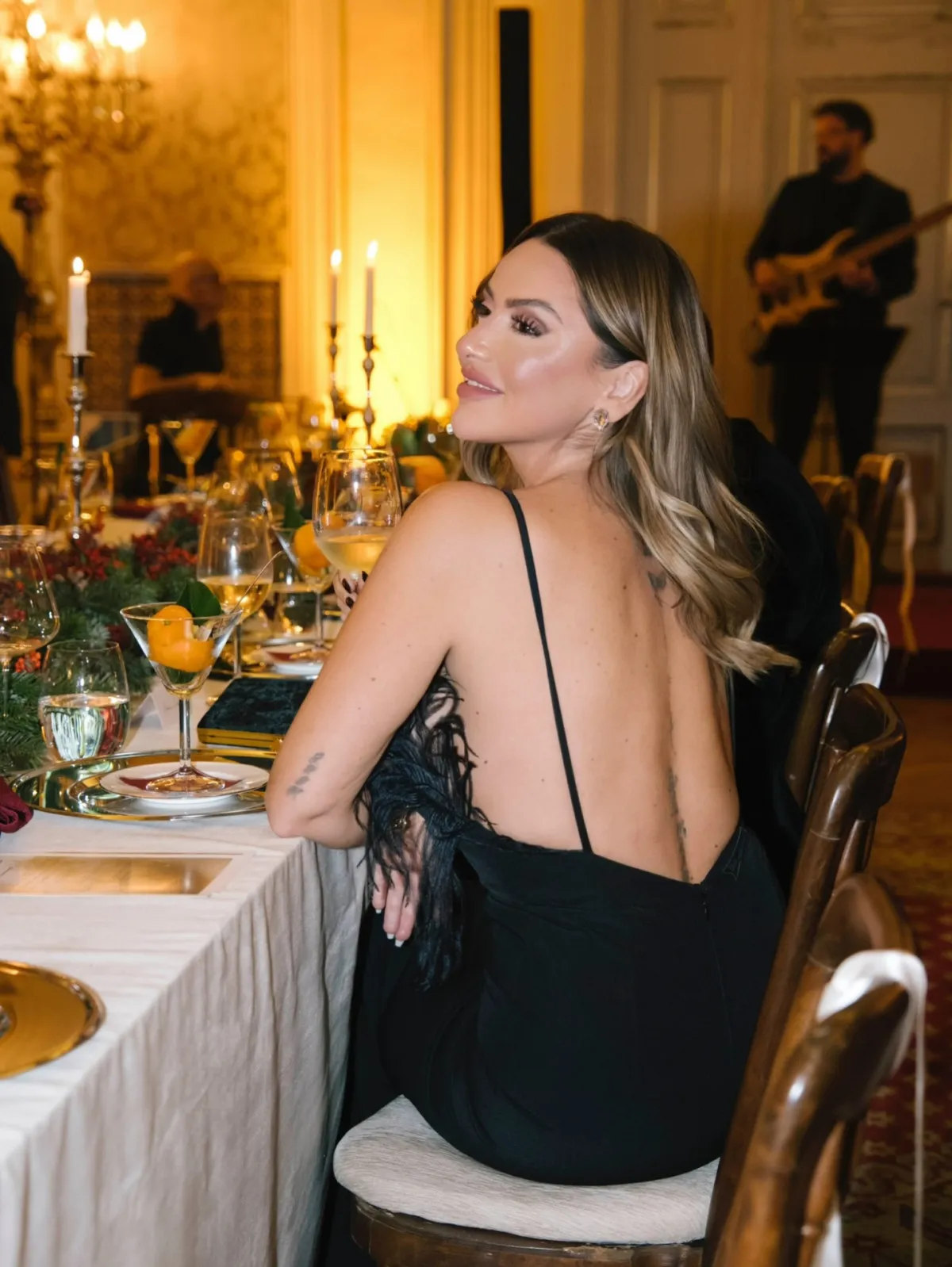 Hadise Sırtındaki Dövmeyi Cesur Pozlarla Gösterdi1