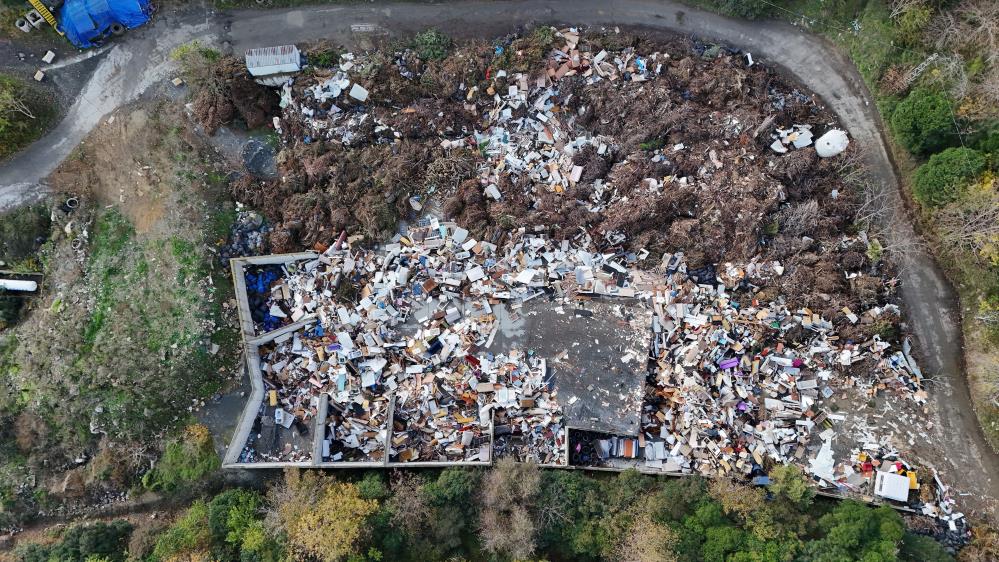 İstanbul'da Gökdelenlerin Gölgesinde Kaçak Moloz Dökümü2