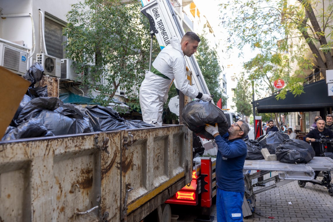 İzmir'de Evden 4 Kamyon Dolusu Çöp Çıktı (1)