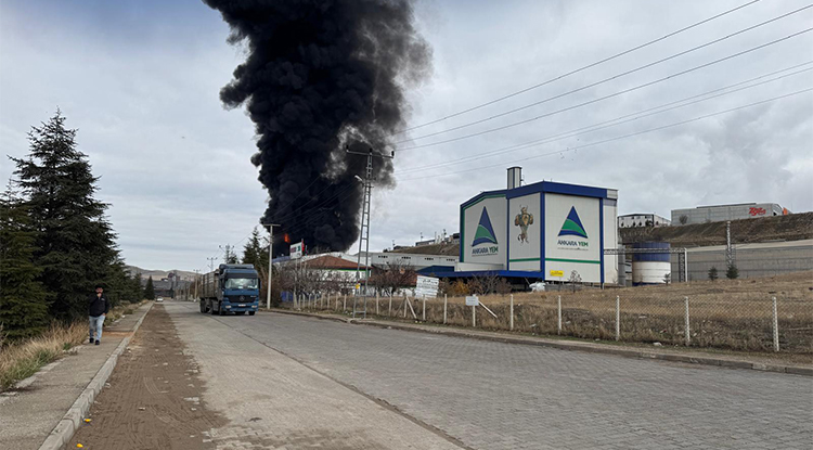 Kırıkkale’de Fabrika Yangını İtfaiye Ekiplerinin Yangına Müdahalesi Sürüyor 2