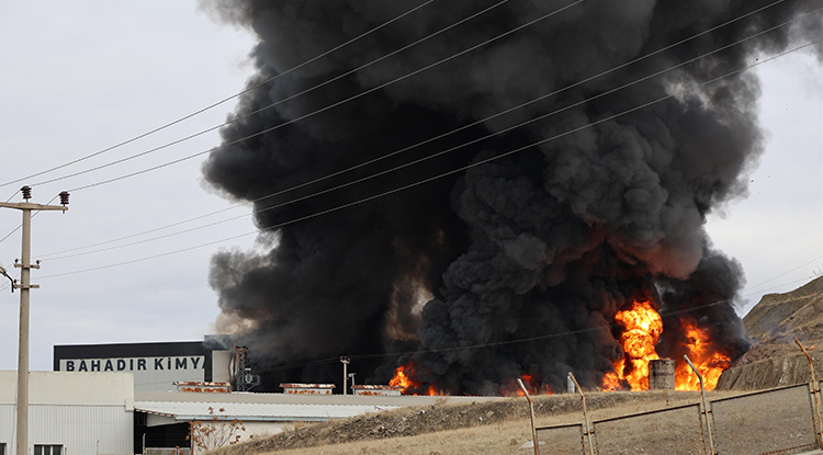 Kırıkkale’de Fabrika Yangını İtfaiye Ekiplerinin Yangına Müdahalesi Sürüyor