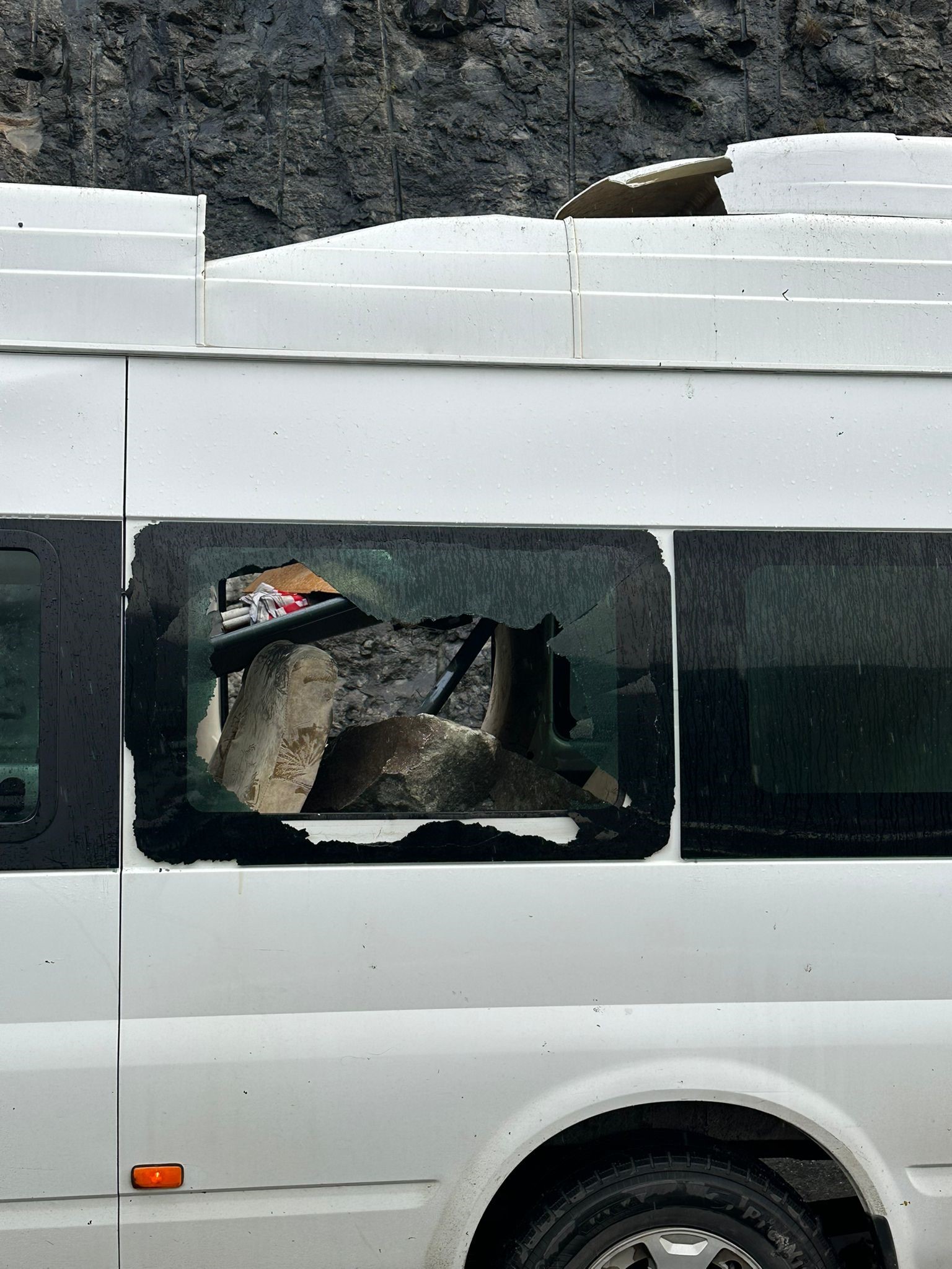 Minibüsün Üzerine Dev Kaya Parçaları Düştü1