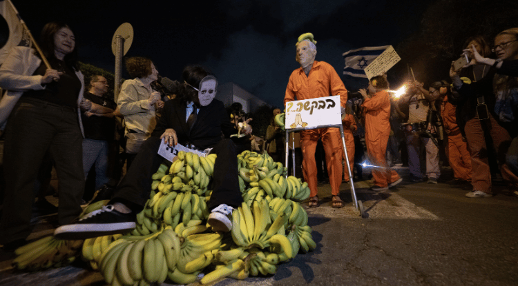 Netanyahu'nun Yolsuzluk Davalarından Af Talebi Tel Aviv'de Protesto Edildi