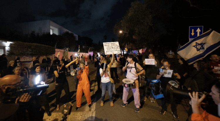 Netanyahu'nun Yolsuzluk Davalarından Af Talebi Tel Aviv'de Protesto Edildi2