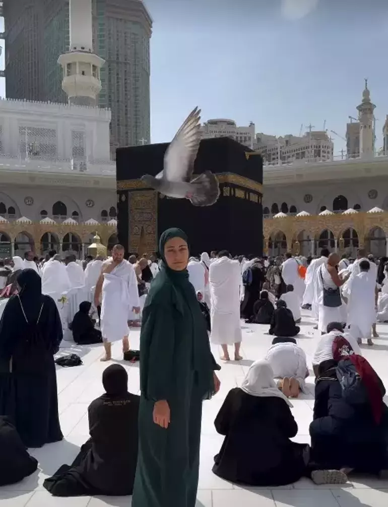 Oyuncu Tuğba Melis Türk Umreye Gitti1