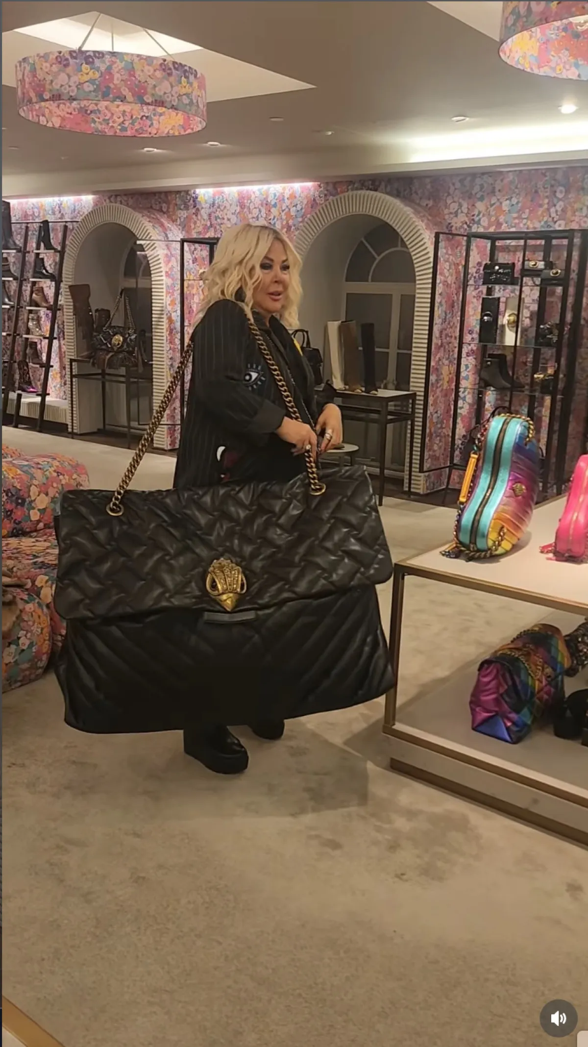 Safiye Soyman Boyundan Büyük Çanta Denedi