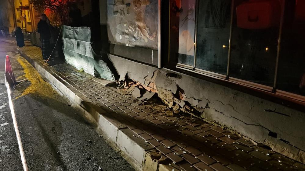 Sarıyer'de Kolonlarında Çatlak Oluşan Bina Boşaltıldı1