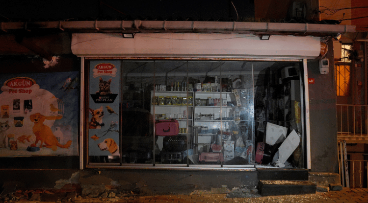 Sarıyer'de Kolonlarında Çatlak Oluşan Bina Boşaltıldı3