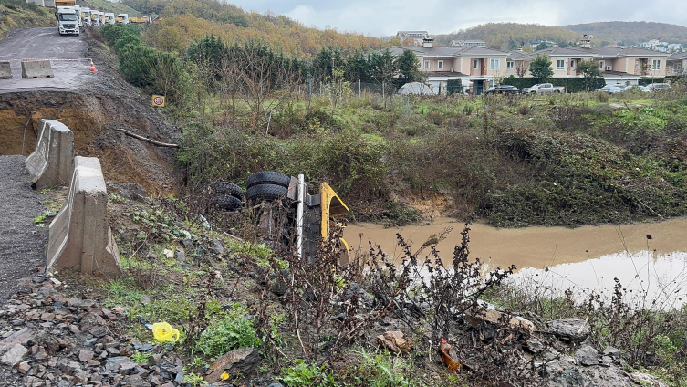 Sarıyer’de Yol Çöktü İki Araç Dereye 2