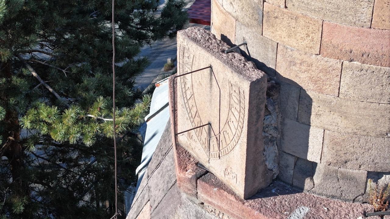 Tarihi Şeyhler Camii Minaresindeki Güneş Saatiyle Dikkati Çekiyor1