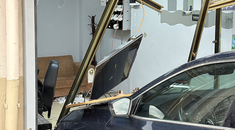 Tıraş Olurken Hayatının Şokunu Yaşadı Otomobil, Berber Dükkanına Daldı 1