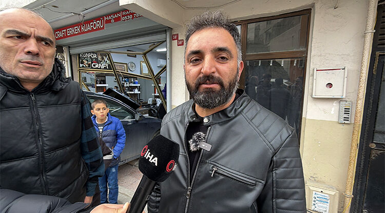 Tıraş Olurken Hayatının Şokunu Yaşadı Otomobil, Berber Dükkanına Daldı 2