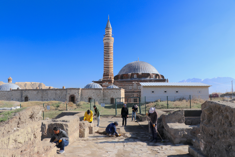 Van'daki Osmanlı Kışlasında Askerlerin Dokuz Taş Oynadığı Belirlendi2