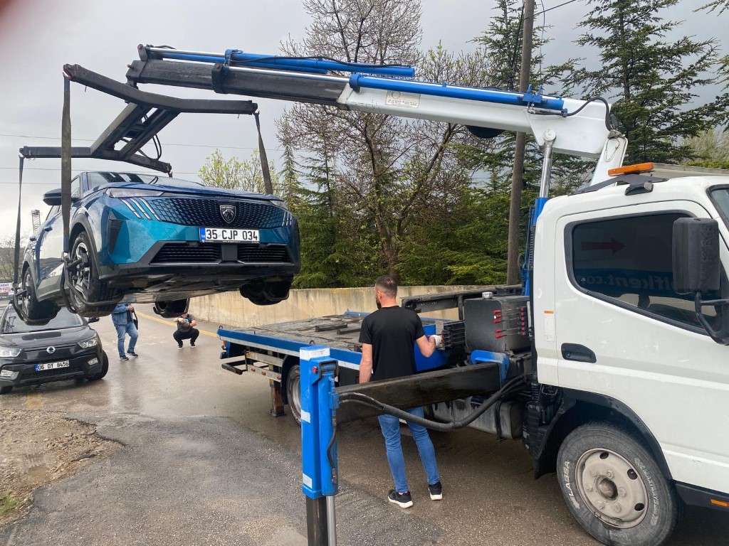 Yol Kenarına Yıldırım Düştü, Milyonluk Otomobil Hurdaya Döndü! (2)