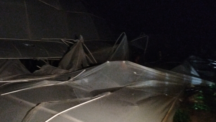 Antalya'da Etkili Olan Hortum Bazı Ev Ve Seralara Zarar Verdi1