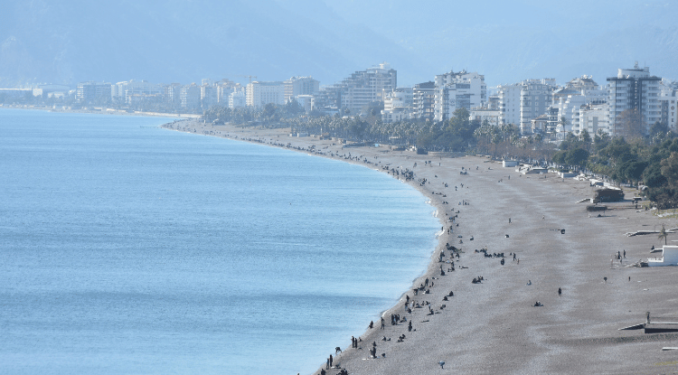 Antalya'da Güneşli Havayı Fırsat Bilenler Sahillerde Yoğunluk Oluşturdu-1