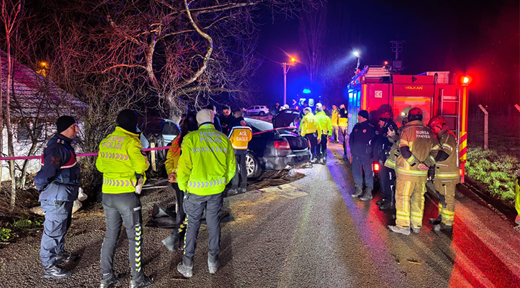 Bursa’da Korkunç Kaza Araç Hurdaya Döndü 1