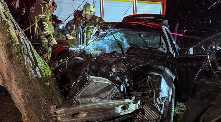 Bursa’da Korkunç Kaza Araç Hurdaya Döndü 2
