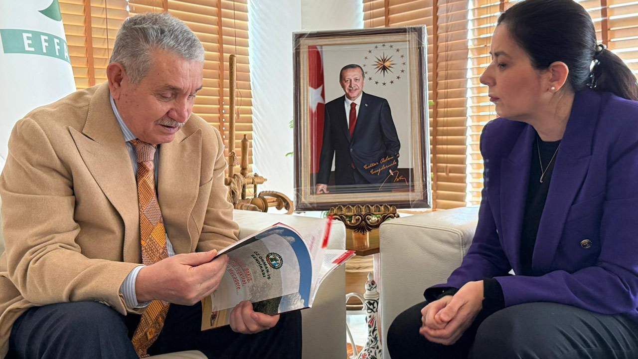 C U M H U R B A Ş K A N I M I Z Y E Ş İ L V A T A N A N E T B İ R İ R A D E K O Y M U Ş T U R 2