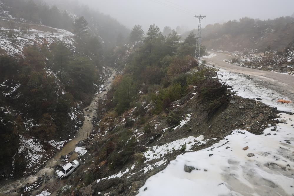 Dereye Uçan Otomobilden Kendini Atarak Kurtardı1