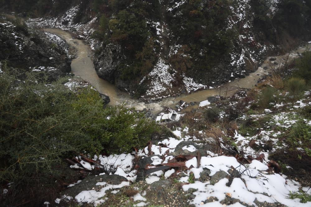 Dereye Uçan Otomobilden Kendini Atarak Kurtardı2