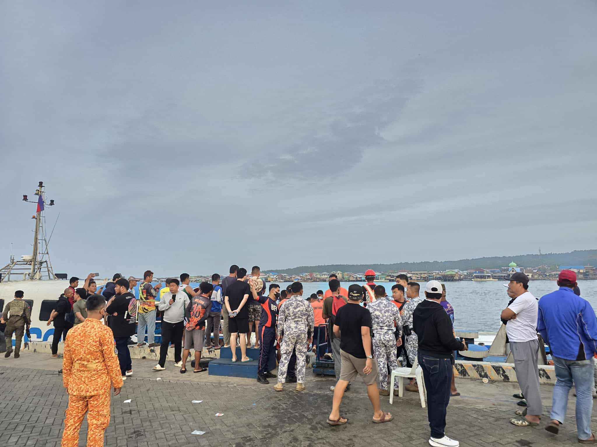 Filipinler'de 359 Kişiyi Taşıyan Feribot Battı1